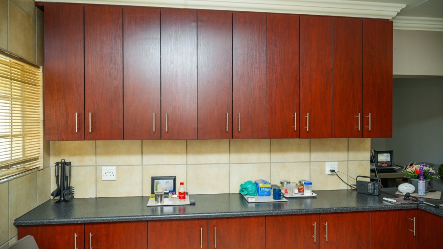 8 Bedroom Property for Sale in Flamwood North West